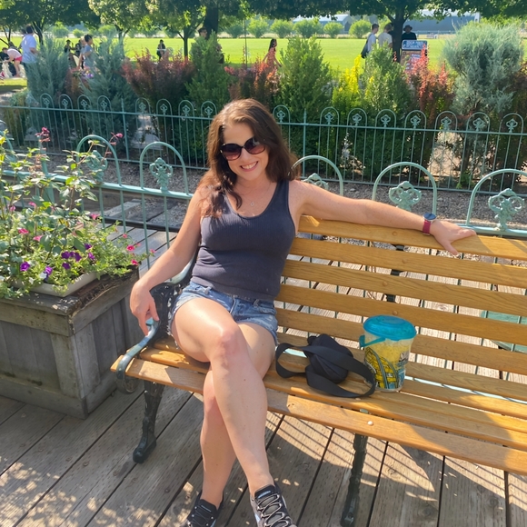 Meet your Posher, Danielle - Picture 4 of 4